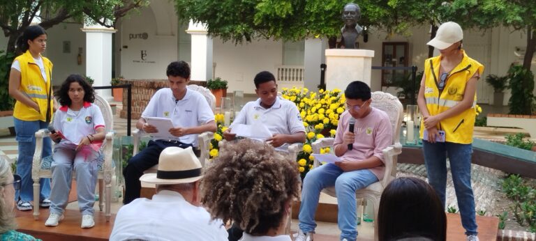 Andrés David leyendo su carta a Gabo en el Claustro de la Merced de la Universidad de Cartagena, en el marco de la conmemoración de los 10 años de la muerte de Gabriel García Márquez